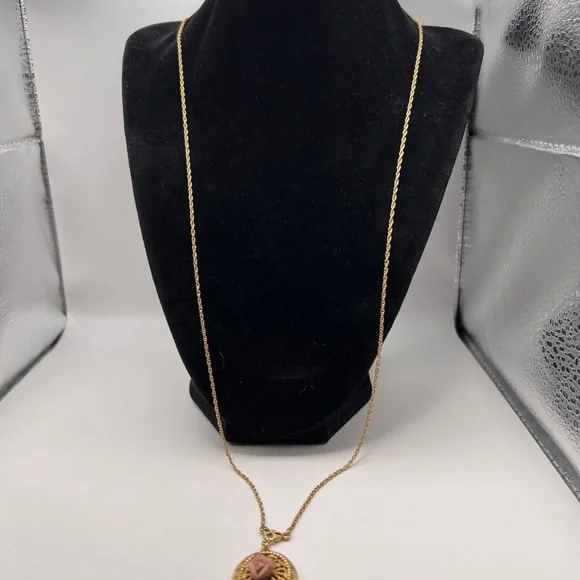Vintage 1928 Pink Rose Locket on a gold tone chain - Picture 10 of 12